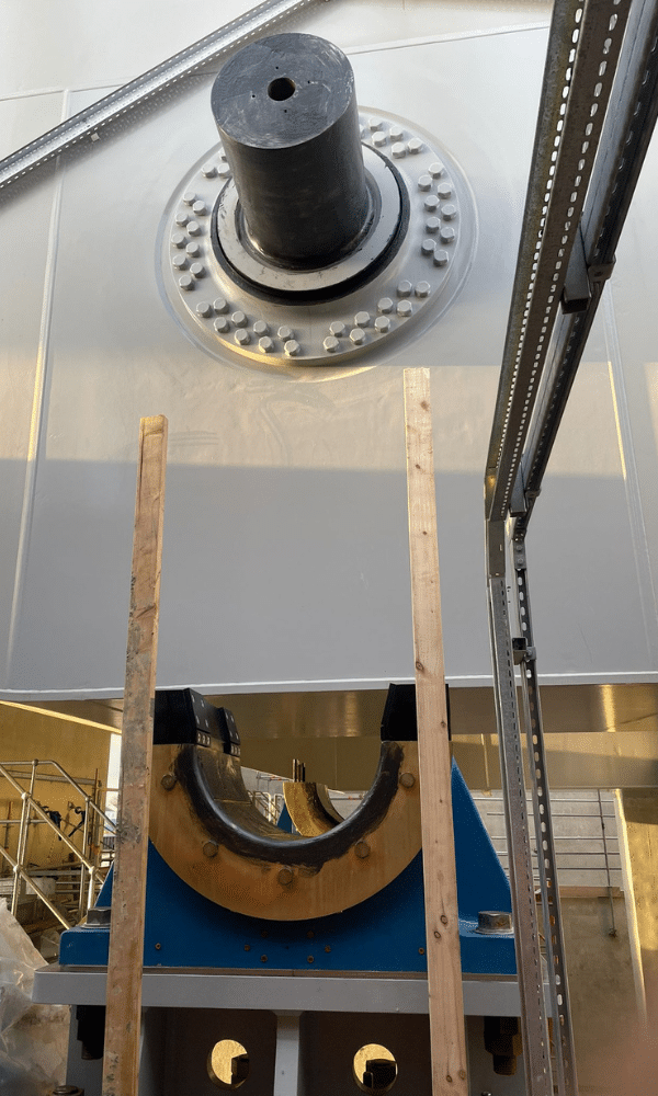 Bascule leaf being lowered onto trunnion bearing